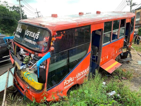 รถบัสคันดังในTik Tok บรรทุก รด. มาเต็มคัน เสียหลักชนเสาไฟข้างทาง นศ.วิชาทหาร ได้รับบาดเจ็บระนาว !! ที่ประจวบฯ