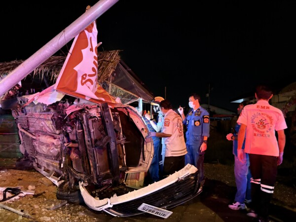 กู้ภัยพรานพิทักษ์เร่งช่วย กระบะชนเสาไฟฟ้าเจ็บติดภายใน 2 ราย
