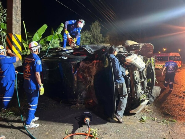 รถยนต์ชนเสาไฟฟ้า มีผู้ได้รับบาดติดภายใน บริเวณถนนมะลิวัลย์ ขาออกชุมแพมุ่งหน้าไปทางคอนสาร หน้าปั๊มปตท.ร่องแซง ตำบลโนนหัน อำเภอโนนหัน จังหวัดขอนแก่น