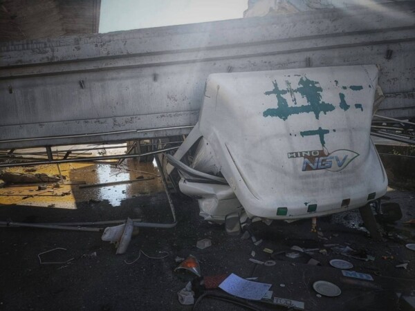 สะพานลอยถนนบางนาตราด กม.34 ตรงข้ามตลาดนำไทย ตำบลบางพลีน้อย อำเภอบางบ่อ จังหวัดสมุทรปราการ หล่นทับรถ