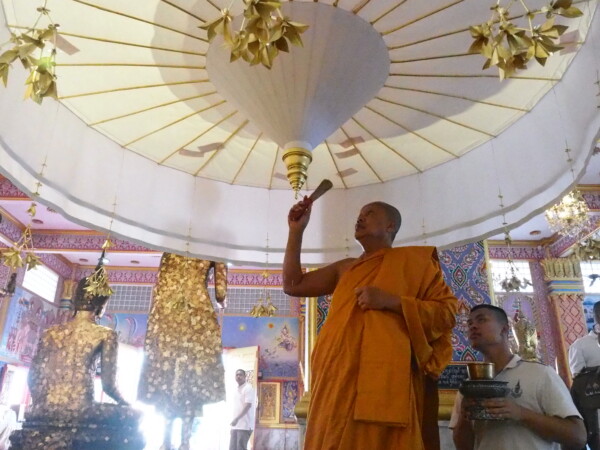 สมุทรปราการ เจ้าคุณแจ้ เจ้าอาวาสวัดบางพลีใหญ่กลาง ประกอบพิธียกฉัตรขึ้นประดิษฐานเหนือ พระพุทธเมตตามหาลาภ ณ อาคารฐานไพที พระมหาเจดีย์พิศาลวุฒิกิจมงคลมหาชนบูชิต วัดบางพลีใหญ่กลาง