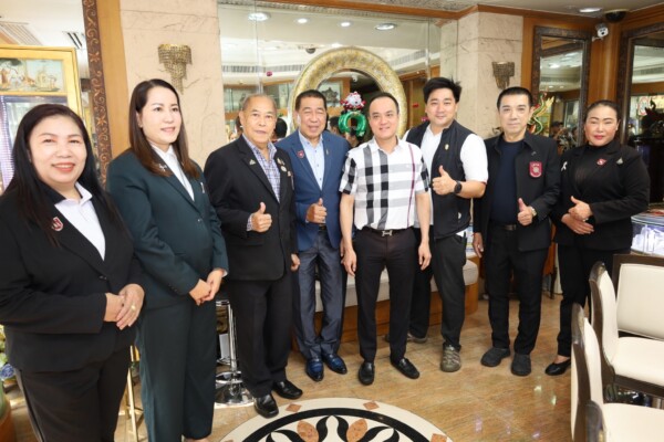 ชมรมผู้ไกล่เกลี่ย สตช. นำโดย “พ.ต.ท.ปรีชา อับดุลเลาะห์” เข้ามอบกระเช้าอวยพรปีใหม่ 2569 แก่ครอบครัว “สุรเศรษฐ” ณ ห้างเพชรหลีเส็ง บางลำพู เสริมสิริมงคลและความสัมพันธ์อันดี