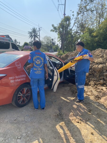 นครปฐม-สลดโชเฟอร์แท็กซี่วูบชนกองดินดับ คาดโรคประจำตัวกำเริบ