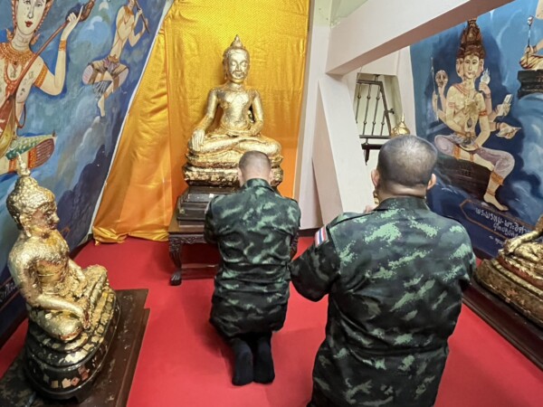 สมุทรปราการ พลเอก บุญสิน เข้ากราบขอพร ”เจ้าคุณแจ้“ ในโอกาสเดินทางมาบรรยายพิเศษ แฟนคลับแห่ขอถ่ายรูปขวัญใจคนรักชาติ