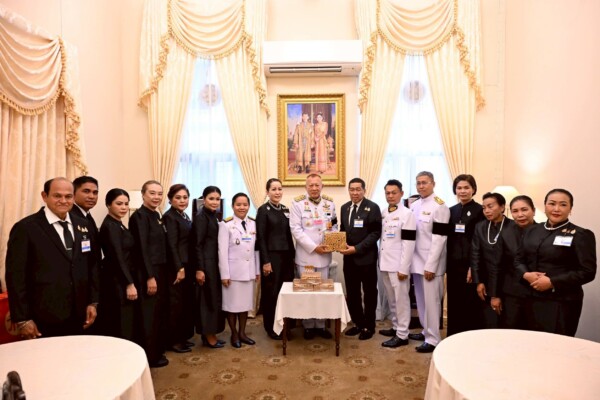 ”รวมหัวใจเป็นหนึ่ง! พรีเมียร์เซอร์วิสฯ จับมือ ชมรมผู้ไกล่เกลี่ย สตช. ร่วมเจ้าภาพบำเพ็ญกุศลพระบรมศพฯ พร้อมมอบพิมเสนน้ำ 5,000 ขวด แก่สำนักพระราชวัง”