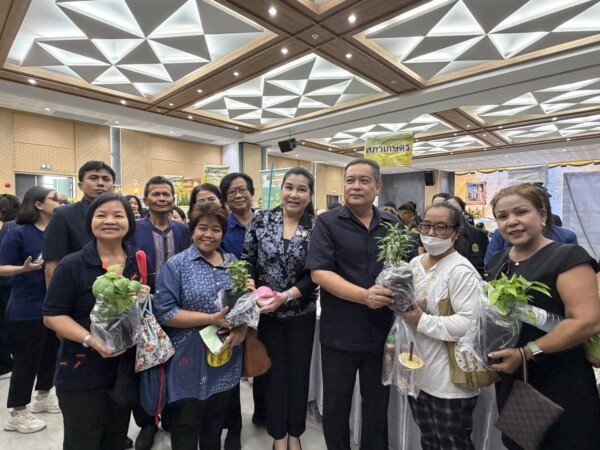 ปทุมธานี เปิดคลินิกเกษตรเคลื่อนที่ฯ เดินหน้าช่วยเกษตรกรถึงพื้นที่ เสริมองค์ความรู้–แก้ปัญหาเกษตรครบวงจร