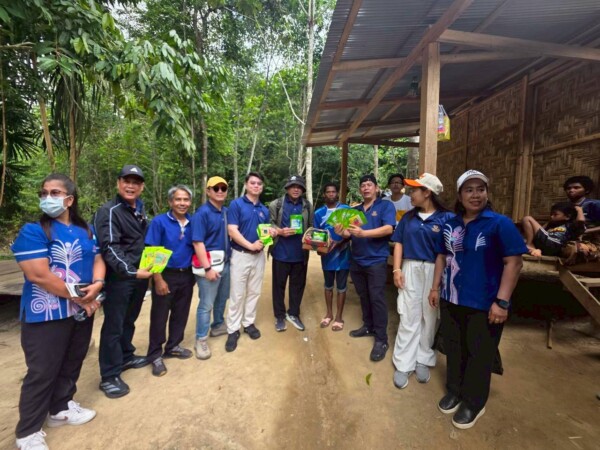 คณะกลุ่มจิตอาสา Top วบส.รุ่น 1 NIDA ลงพื้นที่พัทลุง จัดกิจกรรม CSR มอบงบโซล่าเซลล์และสิ่งของบริจาค พัฒนาคุณภาพชีวิตกลุ่มชาติพันธุ์มานิ นำโดยนายชวน หลีกภัย และดร.ณรงค์ ทัศนนิพันธ์