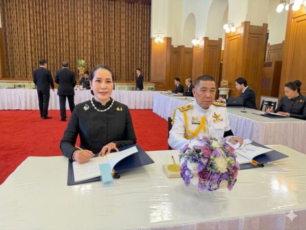”พ.ต.ท.ปรีชา อับดุลเลาะห์” ประธานและรองประธาน “ดร.สุนทรี ศรีสุวรรณ์” นำทีมใหญ่ชมรมผู้ไกล่เกลี่ย สำนักงานตำรวจแห่งชาติ ร่วมบันทึกภาพประวัติศาสตร์ ถวายแจกันดอกไม้ลงนามถวายพระพร ณ พระบรมมหาราชวัง