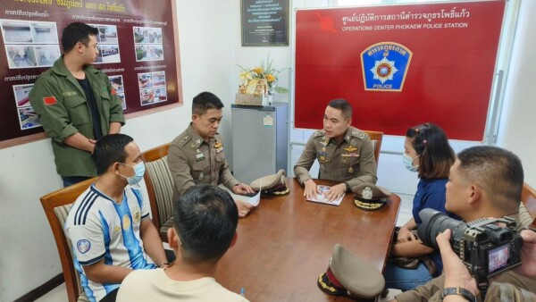 ผู้การฯนครปฐม แถลงผลจับกุม 2 คดีสำคัญ รวบโจรวิ่งราวทองคำ-จับเยาวชนลอบขายปืนออนไลน์ พร้อมของกลางจำนวนมาก