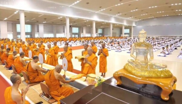 ปทุมธานี วัดพระธรรมกายจัดวันมหารำลึก มอบ 77 ทุนการศึกษา เชิดชูผู้เสียสละ