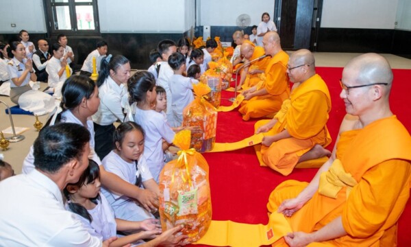 ปทุมธานี นายอำเภอคลองหลวงนำเยาวชนถวายเทียนพรรษา ปลูกฝังศีลธรรมสร้างภูมิคุ้มกันทางใจ