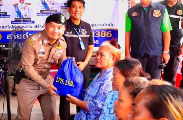 พล.ต.ท.อาชยน ไกรทอง ผู้บัญชาการตำรวจปราบปรามยาเสพติด (ผบช.ปส.) เป็นประธานเปิดกิจกรรมรณรงค์ให้ความรู้เกี่ยวกับยาเสพติด พร้อมลงพื้นที่ตรวจเยี่ยมชุมชนหนองอ้อ เมืองพัทยา ภายใต้โครงการ “ชุมชนปลอดภัย ได้ลูกหลานกลับคืน” โดยบูรณาการความร่วมมือระหว่างกองบัญชาการตำรวจปราบปรามยาเสพติด กับภาคีเครือข่ายหลายหน่วยงาน ได้แก่ ทัพเรือภาคที่ 1 สำนักงาน ป.ป.ส. ภาค 2 กรมสอบสวนคดีพิเศษ (DSI) อำเภอบางละมุง เมืองพัทยา สำนักงานจัดหางานจังหวัดชลบุรี หน่วยงานด้านสาธารณสุข โรงพยาบาลพัทยา สถานีตำรวจภูธรเมืองพัทยา และคณะกรรมการชุมชน ภายในงานมีการมอบสิ่งของอุปโภคบริโภคเพื่อช่วยเหลือประชาชนในชุมชน พร้อมประกาศเจตนารมณ์ร่วมกันว่า “ชุมชนหนองอ้อ จะไม่ยอมให้ยาเสพติดเข้ามาแพร่ระบาดอย่างเด็ดขาด”