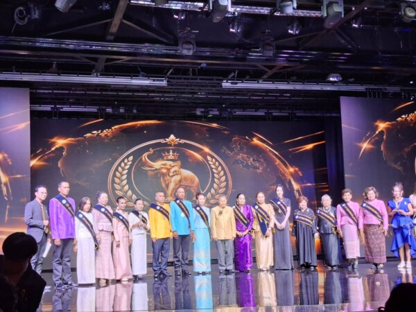 GLOBAL WORLD AWARDS 2026 และ ATTOF TOURISM WORLD AWARD OF EXCELLENCE ได้เสร็จสิ้นลงอย่างสมบูรณ์และทรงคุณค่า ท่ามกลางบรรยากาศแห่งความภาคภูมิใจและความอบอุ่น โดยมีบุคคลสำคัญจากหลากหลายวงการเข้าร่วมรับรางวัลและแสดงความยินดีอย่างคับคั่ง