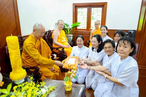ปทุมธานี สานพุทธสัมพันธ์ไทย–เวียดนาม ถวายเทียนพรรษา 9 วัดเถรวาทในนครโฮจิมินห์