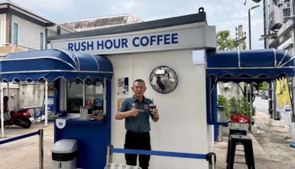 “พล.ต.อ.ธนายุตม์” ปักหมุดพิกัดลับโคราช ชวนเช็กอิน “RUSH HOUR coffee” คาเฟ่ตู้คอนเทนเนอร์สุดอบอุ่น รสชาติกลมกล่อม-ราคาสบายกระเป๋า จัดเต็มเมนูเด็ดและโปรโครงการรัฐ