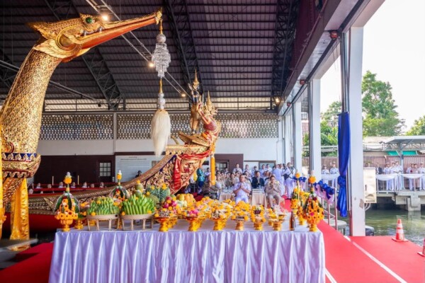 กองทัพเรือ จัดพิธีบวงสรวงพระภูมิเจ้าที่ พิธีสงฆ์ และเซ่นไหว้แม่ย่านางเรือพระราชพิธี ก่อนอัญเชิญลงน้ำ เพื่อเตรียมการจัดขบวนพยุหยาตราทางชลมารค