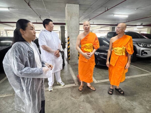 ปทุมธานี นายอำเภอคลองหลวงลงพื้นที่วัดพระธรรมกาย ตรวจจุดจอดรถช่วยประชาชนน้ำท่วม ย้ำจอดฟรีไม่มีค่าใช้จ่าย เตือนอย่าหลงเชื่อผู้แอบอ้าง