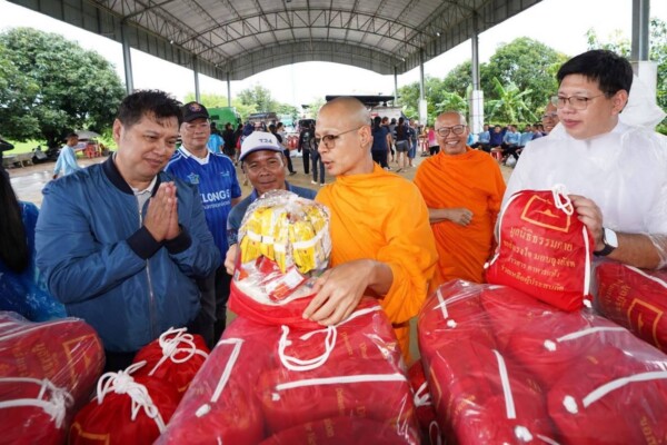 ปทุมธานี วัดพระธรรมกายส่งถุงยังชีพ 4,100 ชุด ช่วยผู้ประสบภัยน้ำท่วมกลุ่ม