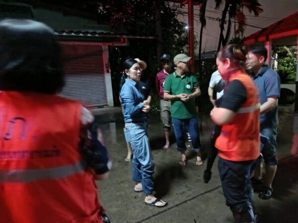 ผู้ว่าฯ นครปฐม ลุยกลางดึกตรวจแม่น้ำท่าจีน หลังฝนตกหนักอย่างต่อเนื่อง
