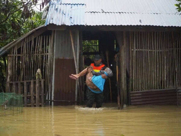 ทหารไม่ทอดทิ้งประชาชน! จิตอาสา พัน.ร.22 ลุยน้ำท่วมช่วยเหลือชาวบ้าน อ.พนมดงรัก จ.สุรินทร์