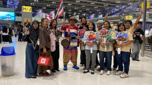 สมุทรปราการ 3969 นักตบสาวไทย บินลุยญี่ปุ่น แฟนคลับแห่ส่งแน่นสุวรรณภูมิ “ออมสิน” เจอแม่ในรอบหลายเดือน “กัปตันพู่” ลั่นพร้อมสู้เต็มที่ นายกสมาคมฯ ตั้งเป้าคว้าทองเอเชียนเกมส์