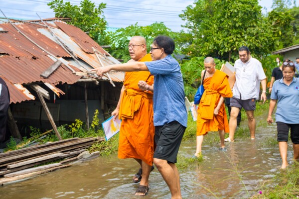 หลวงพี่น้ำฝน นำคณะสงฆ์ลุยน้ำท่วมมอบเตียงผู้ป่วย ช่วยครอบครัวพ่อแม่สูงวัย ดูแลลูกชายนอนป่วยติดเตียง