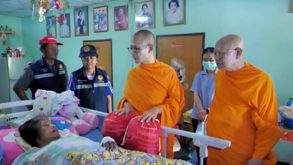 ปทุมธานี พระมาโปรดฝ่าน้ำท่วมถึงหน้าบ้าน มอบถุงยังชีพช่วยผู้สูงอายุ ผู้ป่วยติดเตียง ผู้พิการ 7 ตำบลคลองหลวง