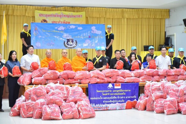 ปทุมธานี วัดพระธรรมกายร่วมกับ ตชด.ภาค 1 มอบถุงยังชีพ 500 ชุด ช่วยผู้สูงอายุ ผู้ป่วย ผู้พิการที่ประสบภัยน้ำท่วมอำเภอหนองเสือ