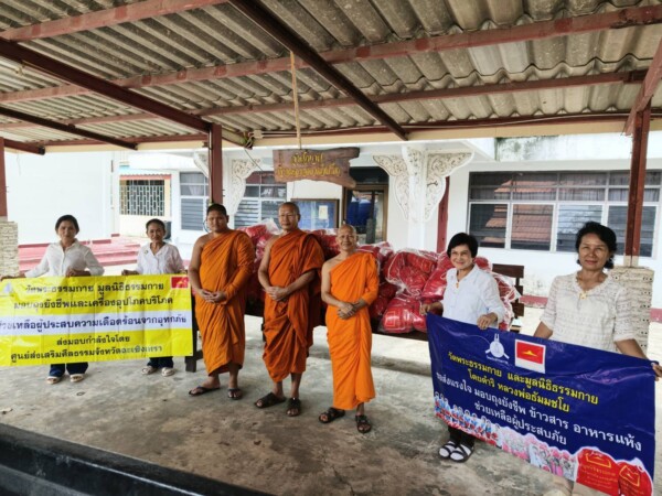 ปทุมธานี วัดพระธรรมกายเร่งช่วยน้ำท่วมฉะเชิงเทรา ส่งถุงยังชีพ 1,000 ชุดถึงชุมชนประสบภัย แม้บางพื้นที่น้ำสูงรถเข้าไม่ถึง