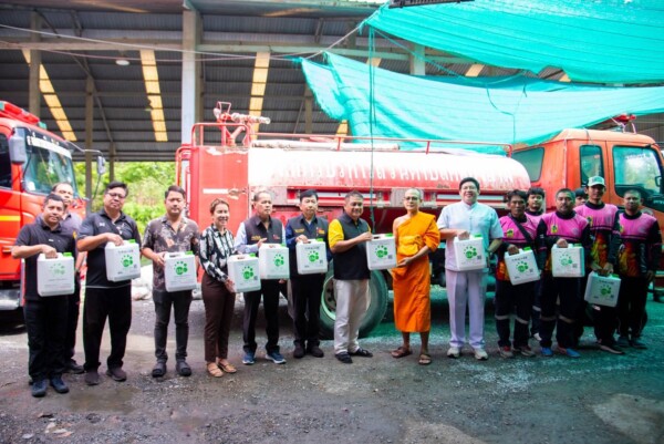 ปทุมธานี วัดพระธรรมกายมอบน้ำหมักจุลินทรีย์ 1,000 ลิตร ฟื้นฟูคลองสามหลังน้ำลด
