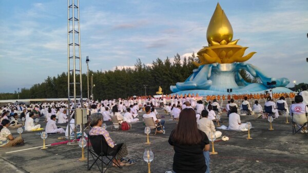 ปทุมธานี พุทธศาสนิกชนร่วมทอดผ้าป่า–จุดประทีปถวายพุทธบูชา ณ ลานพญานาค ริมฝั่งโขง จ.หนองคาย