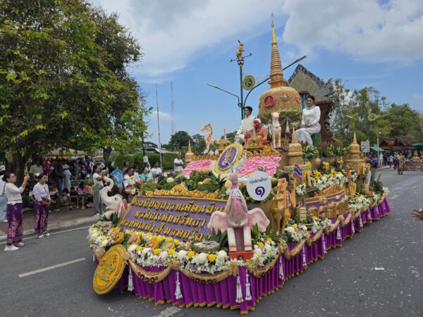 เปิดงานแห่หมรับ บุญสารทเดือนสิบ นครศรีธรรมราชยิ่งใหญ่ ขณะที่นักท่องเที่ยวและประชาชนนับหมื่นคน รอชมริ้วขบวนตลอดสองฝั่งของถนนราชดำเนิน ระยะทางกว่า 3 กิโลเมตร