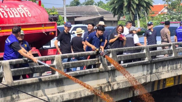 อำเภอนครชัยศรี บูรณาการฉีดจุลินทรีย์ ฟื้นฟูคุณภาพน้ำ แก้ปัญหาน้ำเน่าเสียคลองบางแก้ว คลองบางกระเบา คลองเจดีย์บูชา