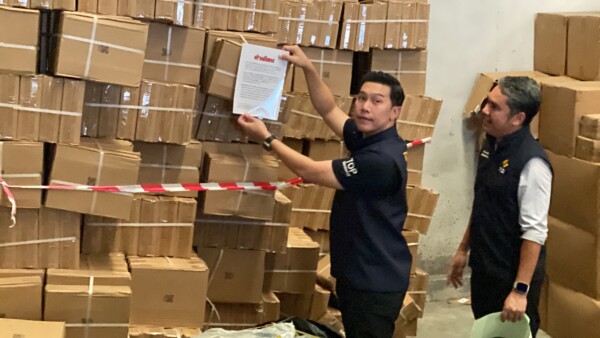 สมุทรปราการ ท็อปกัน ทลายโกดังสินค้าออนไลน์ย่านบางเสาธง ยึดสินค้าไร้ มอก. กว่า 50,000 ชิ้น มูลค่ากว่า 15 ล้านบาท