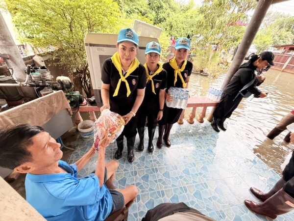 แม่บ้านตำรวจภูธรจังหวัดนครปฐม ! ลงพื้นที่นำเครื่องอุปโภคบริโภคช่วยเหลือบรรเทาทุกข์ น้ำท่วมนครชัยศรี